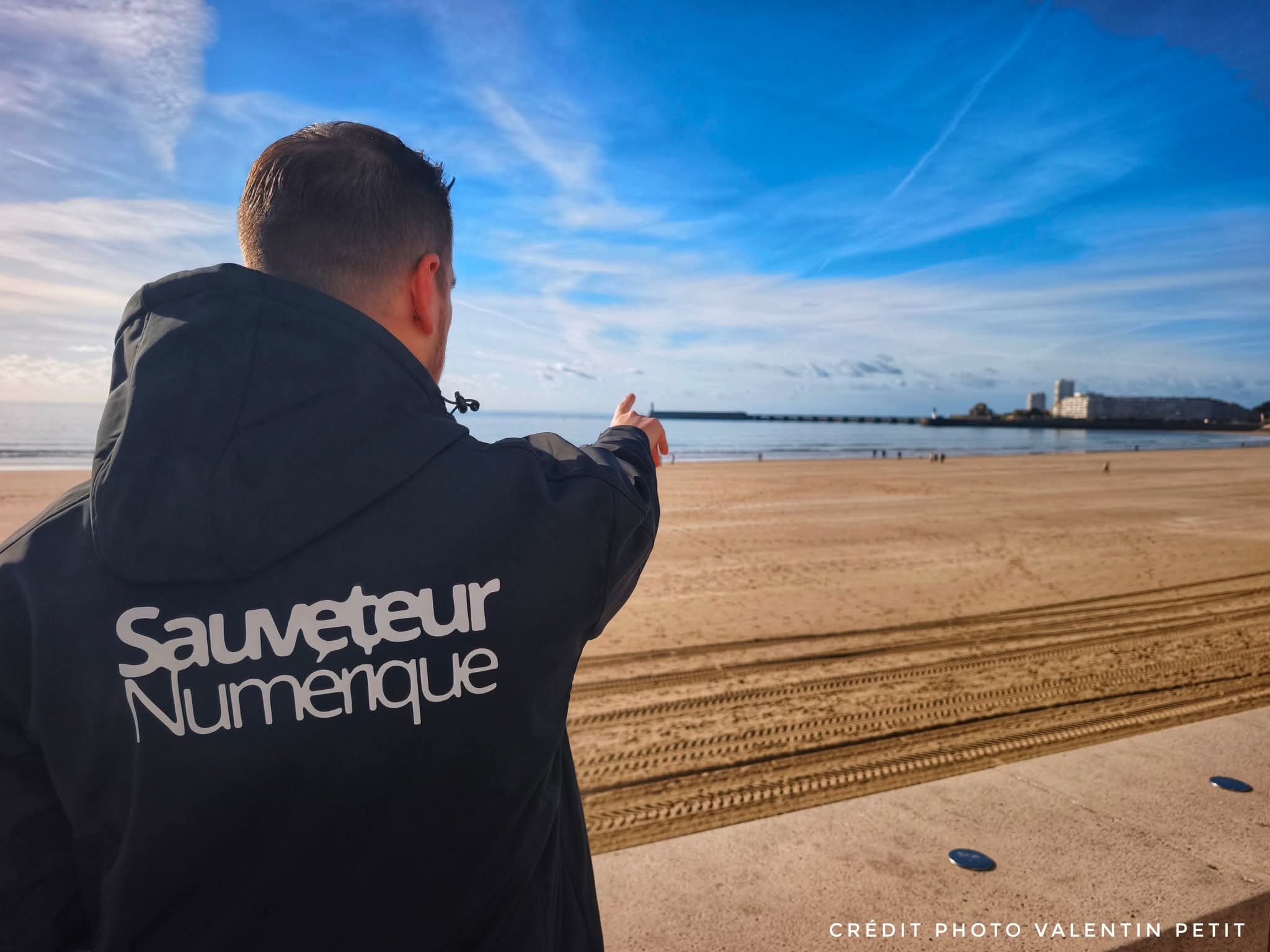 Ludéric, fondateur de Loko, sur la plage des Sables d’Olonne